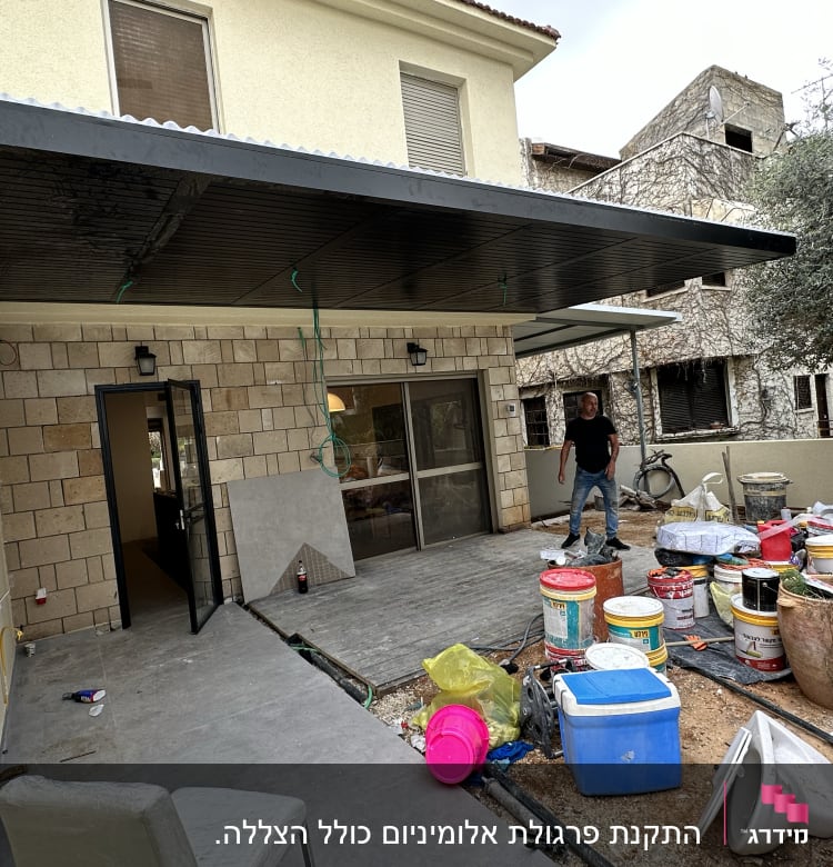 פרגולה מאלומיניום מותקנת מעל מרפסת חיצונית